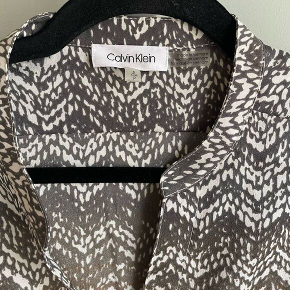 Calvin Klein Ombré V-Neck Patterned Blouse - Picture 2 of 4